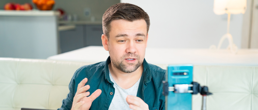 Учитель Андрей Сметанников: «Сегодня в тренде блоги в соцсетях» (0+)